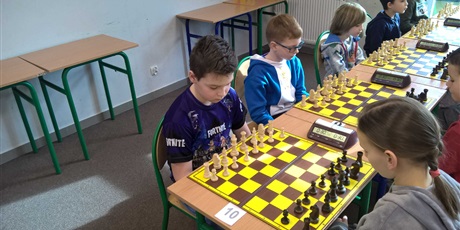 Powiększ grafikę: uczestnicy-pracowni-szachowej-na-zimowym-turnieju-szachowym-o-puchar-wojta-gminy-kolbudy-181349.jpg