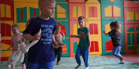 Powiększ grafikę: Dzieci biegają po kolorowej sali. W meble w kształcie kamieniczek.