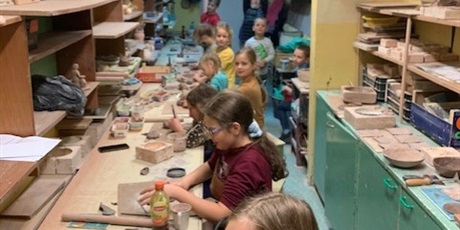 Podpatrujemy dzieci na zajęciach ceramiki