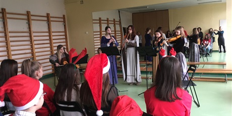 Powiększ grafikę: Zespół Amicorum na Kiermaszu Świątecznym w Szkole Podstawowej nr 58 w Gdańsku